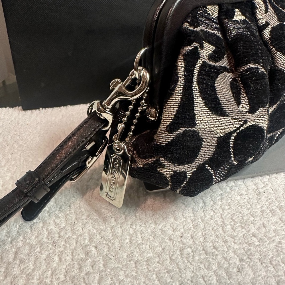 Vintage Coach 2005 kiss lock chenille Black and Silver Wristlet Clutch - Picture 5 of 13